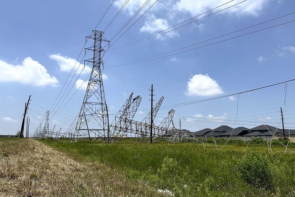 Hot weather poses new risk as thousands remain without power after ...
